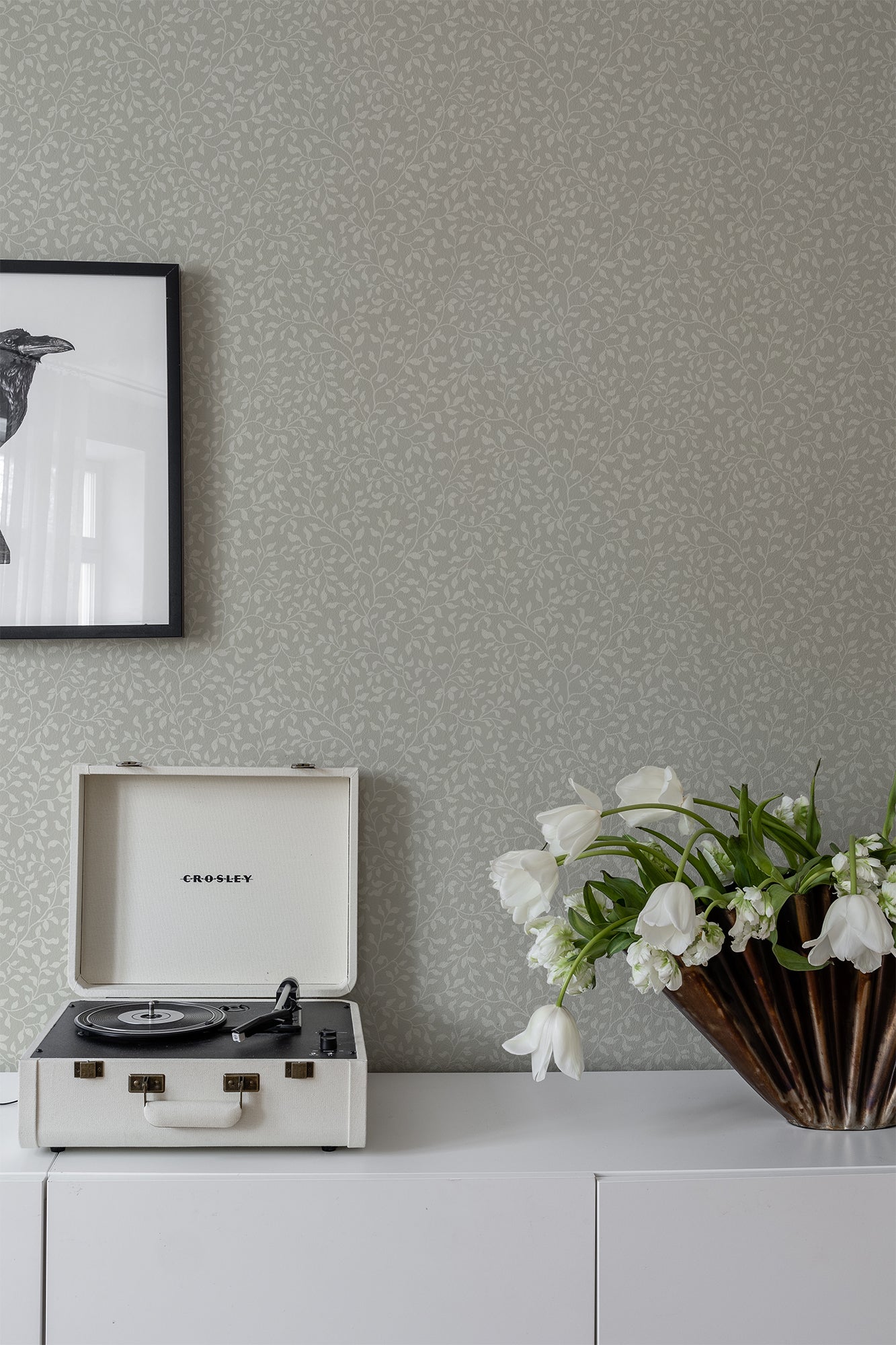 The wallpaper Folke is an elegant climbing foliage reminiscent of blueberry branches.