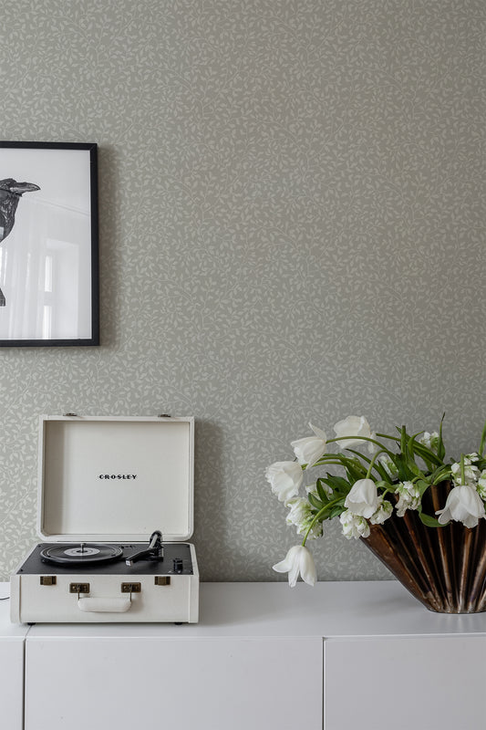 The wallpaper Folke is an elegant climbing foliage reminiscent of blueberry branches.