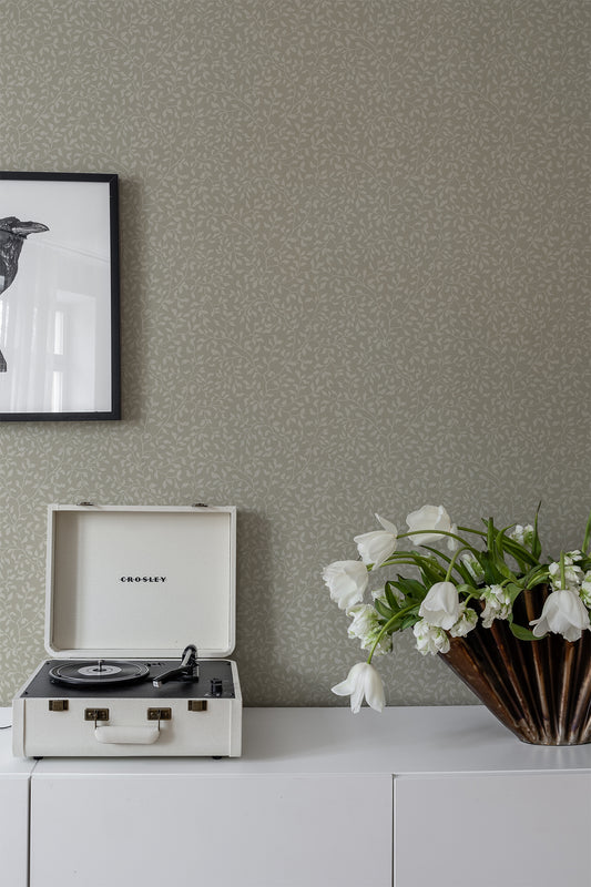 The wallpaper Folke is an elegant climbing foliage reminiscent of blueberry branches.