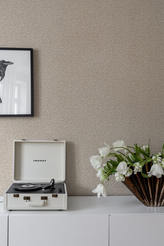 The wallpaper Folke is an elegant climbing foliage reminiscent of blueberry branches.
