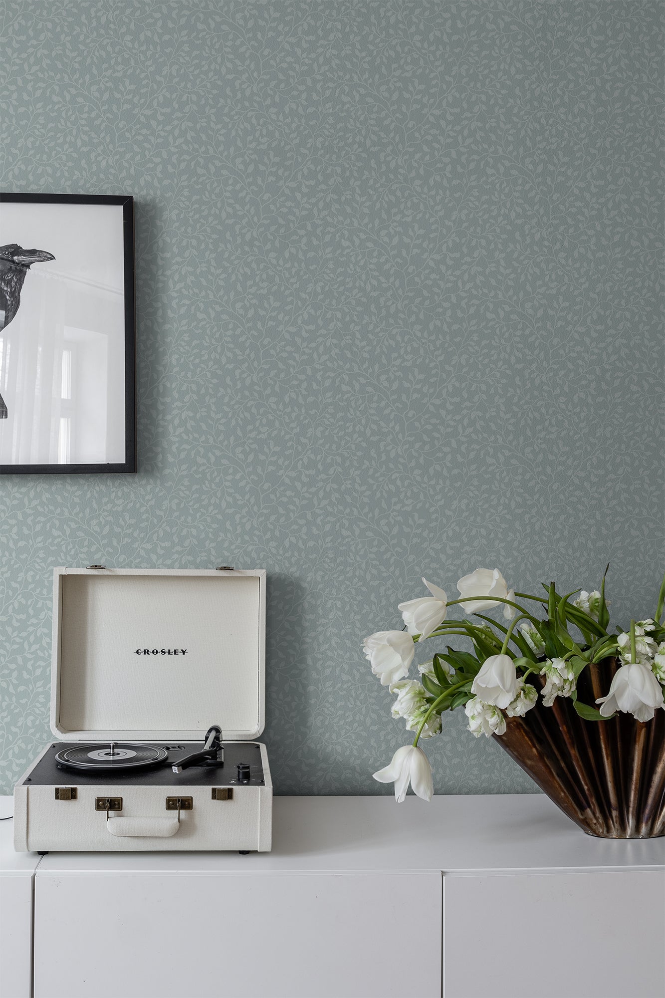 The wallpaper Folke is an elegant climbing foliage reminiscent of blueberry branches.