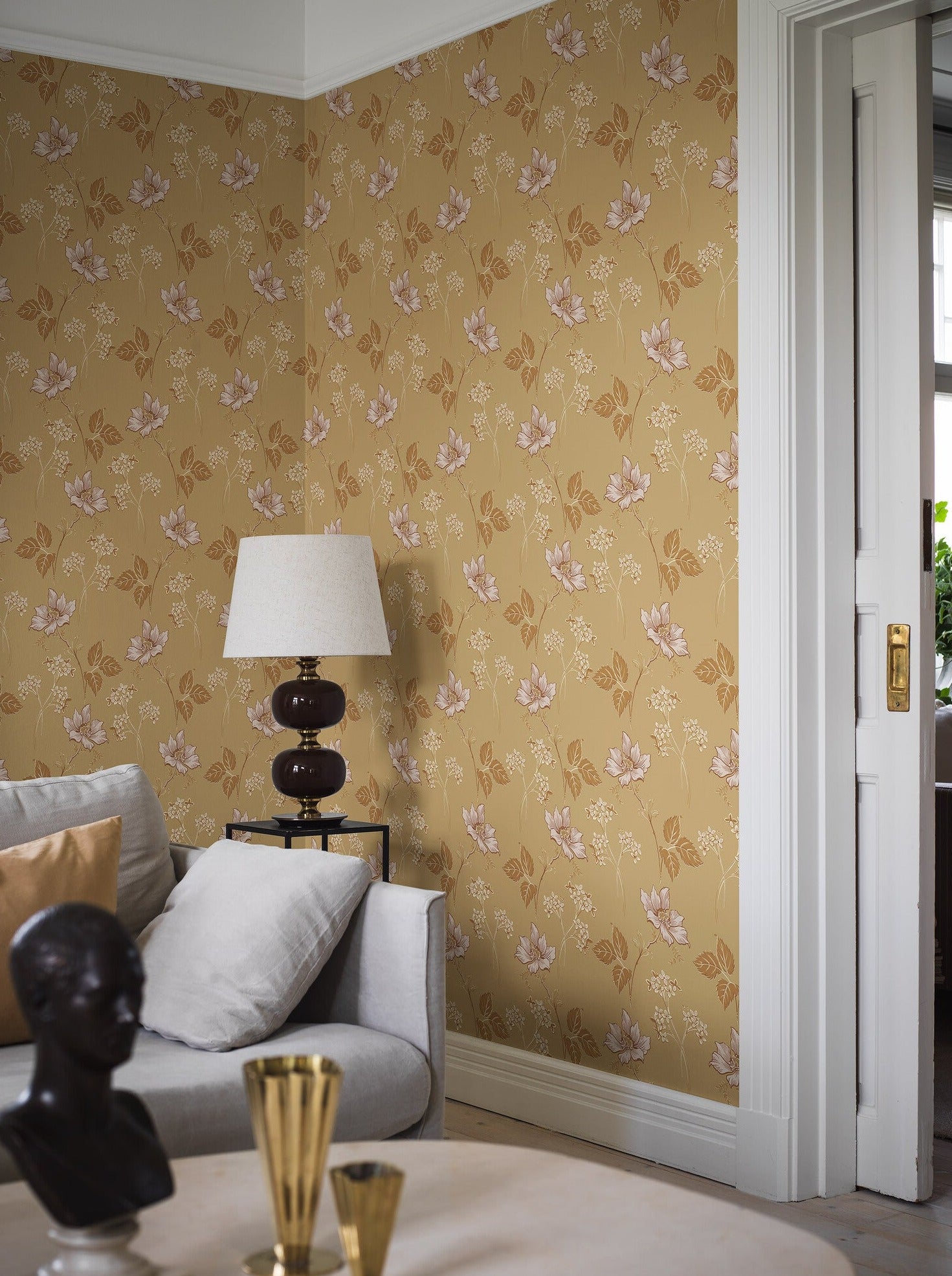 In a classic 1920’s palette of soft ochre and pink, our Valborg wallpaper is colorful and elegant. 