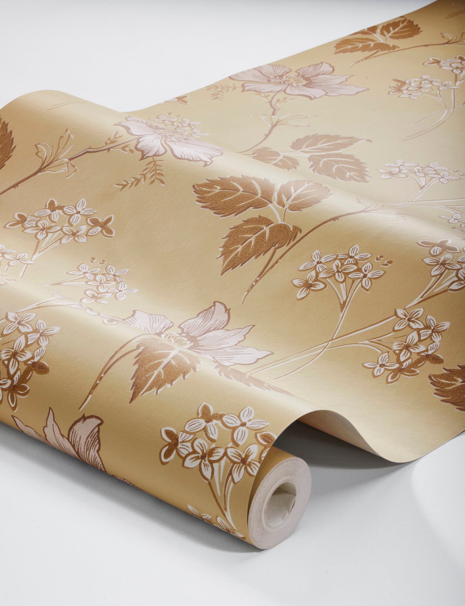 In a classic 1920’s palette of soft ochre and pink, our Valborg wallpaper is colorful and elegant. 