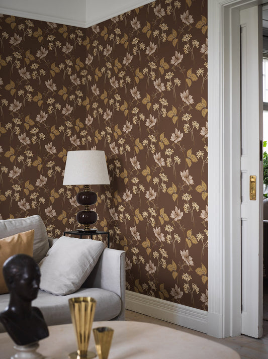 Experience timeless elegance with our Valborg wallpaper featuring a floral pattern colored in a beautiful combination of dark brown and delicate pink. 