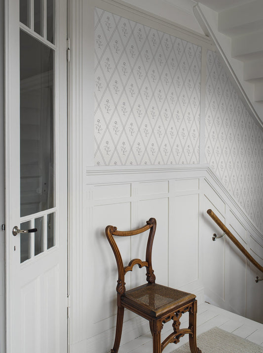 Classic and beautiful, our Signe wallpaper is colored in gray detailing on a white background.