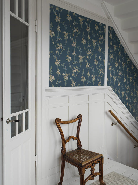 Transform your space with our Vera wallpaper on a dark blue background and yellow-beige and lime-green detailing. 