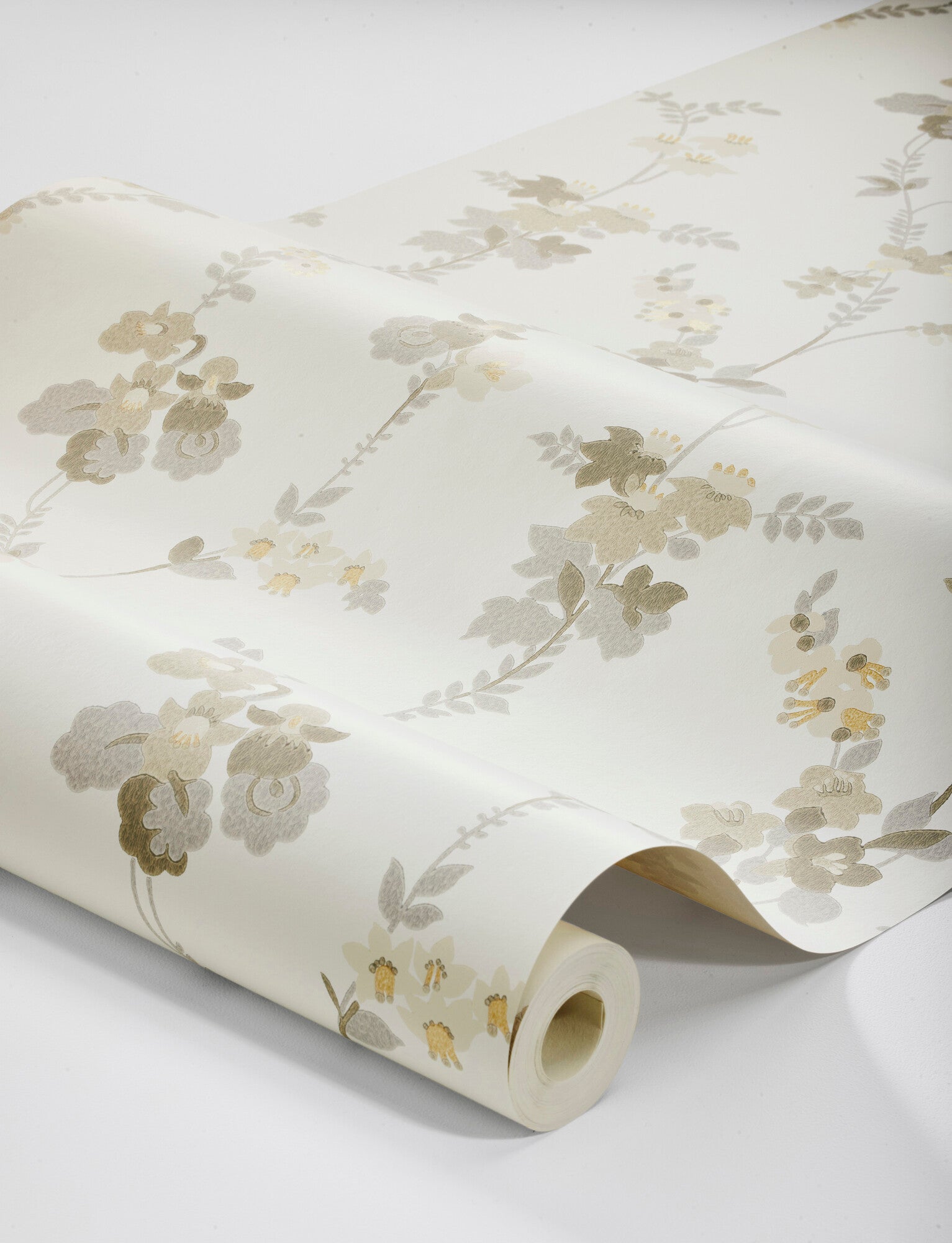 Colored in a muted scheme of grey and beige tones with hints of shimmering gold on an eggshell background, our Vera wallpaper is brimming with understated elegance.