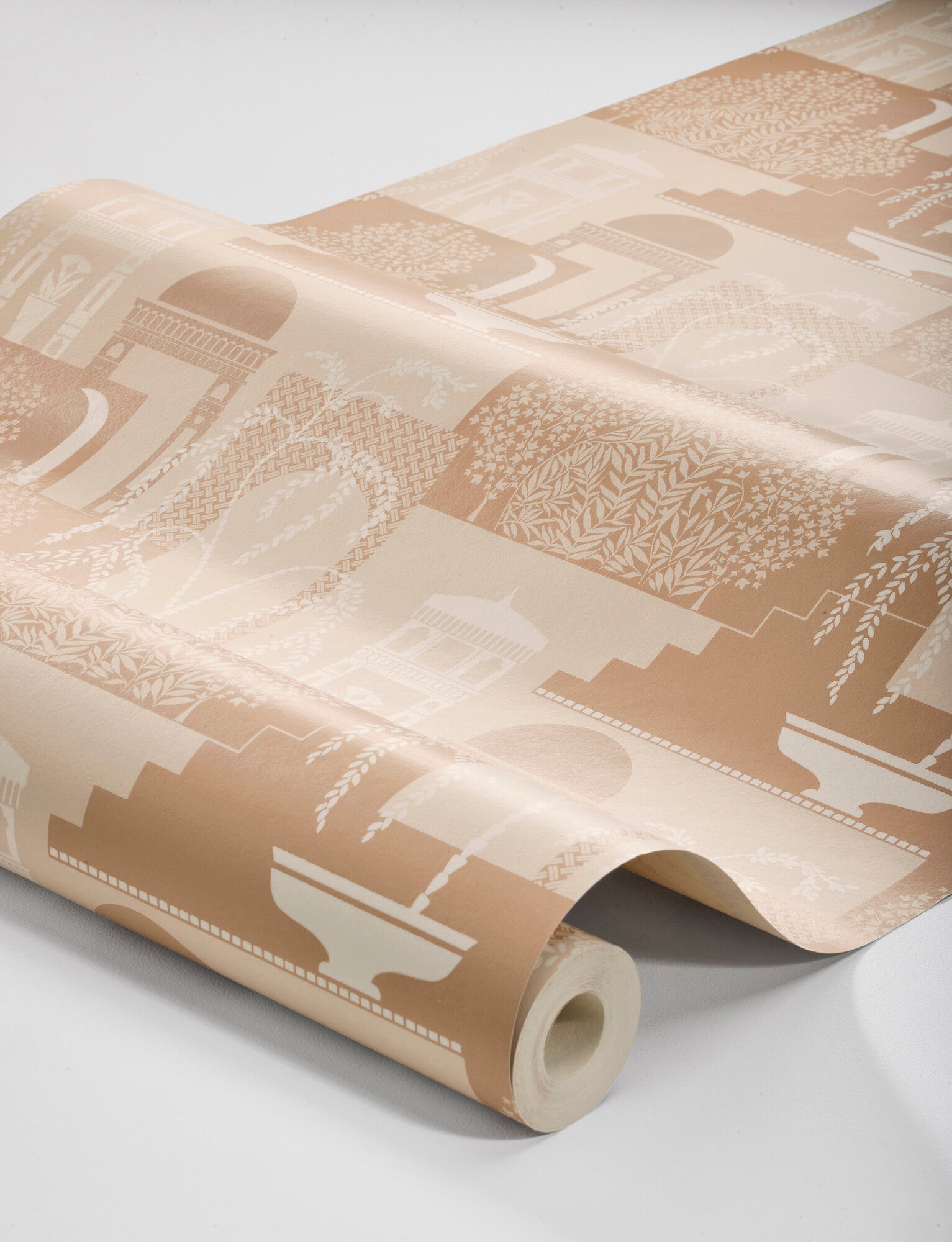 Colored in sandy hues with apricot pink tones, our Mimi wallpaper is a modern interpretation of 1920s design.