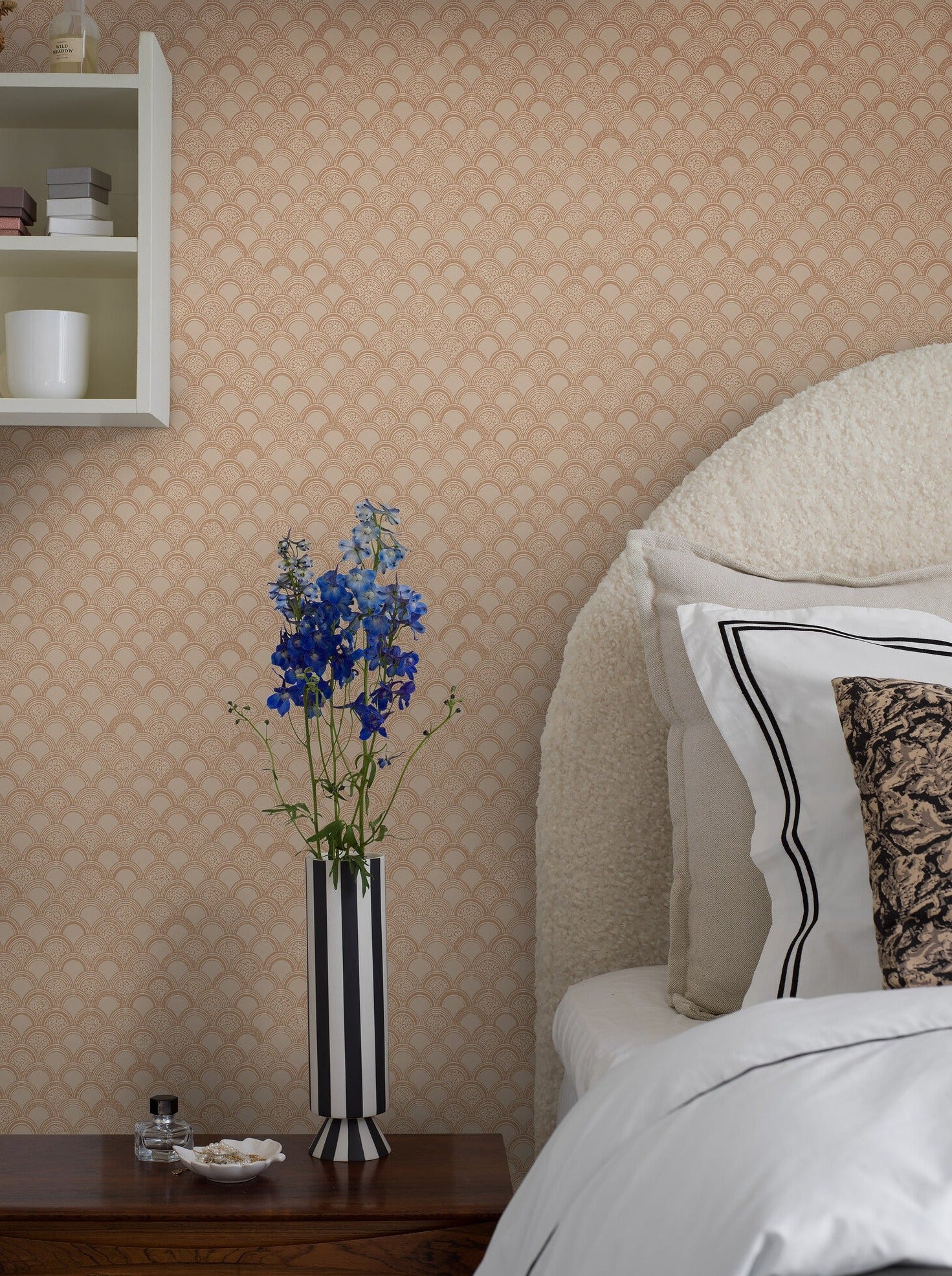 Warm and harmonious, our Birgit wallpaper is colored in terracotta and apricot tones reminiscent of sun-kissed sand and bricks.