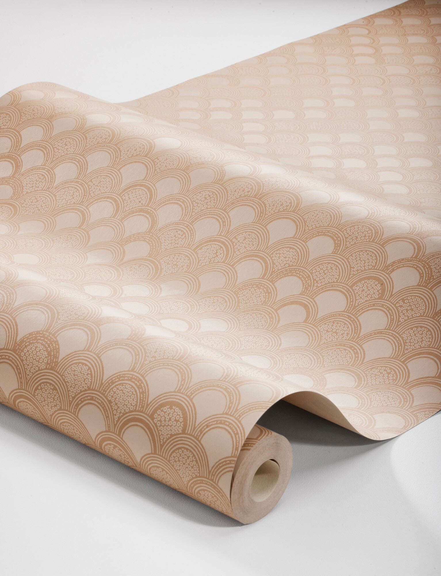 Warm and harmonious, our Birgit wallpaper is colored in terracotta and apricot tones reminiscent of sun-kissed sand and bricks.