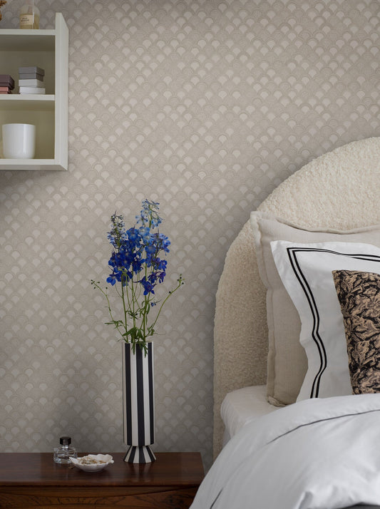 Understated and versatile, our Birgit wallpaper is colored in a subtle gray-beige shade that is reminiscent of clay. 