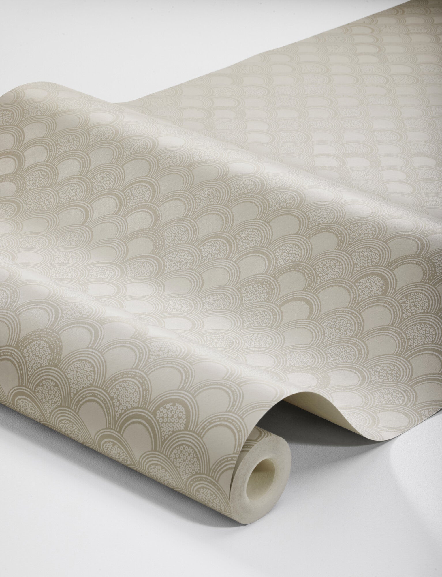 Understated and versatile, our Birgit wallpaper is colored in a subtle gray-beige shade that is reminiscent of clay. 