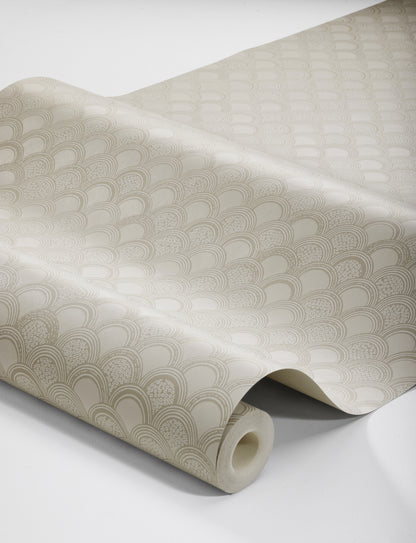 Understated and versatile, our Birgit wallpaper is colored in a subtle gray-beige shade that is reminiscent of clay. 