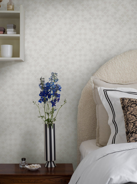 Reminiscent of marble, our Birgit wallpaper is colored in white with pristine and shimmering silver arches. 