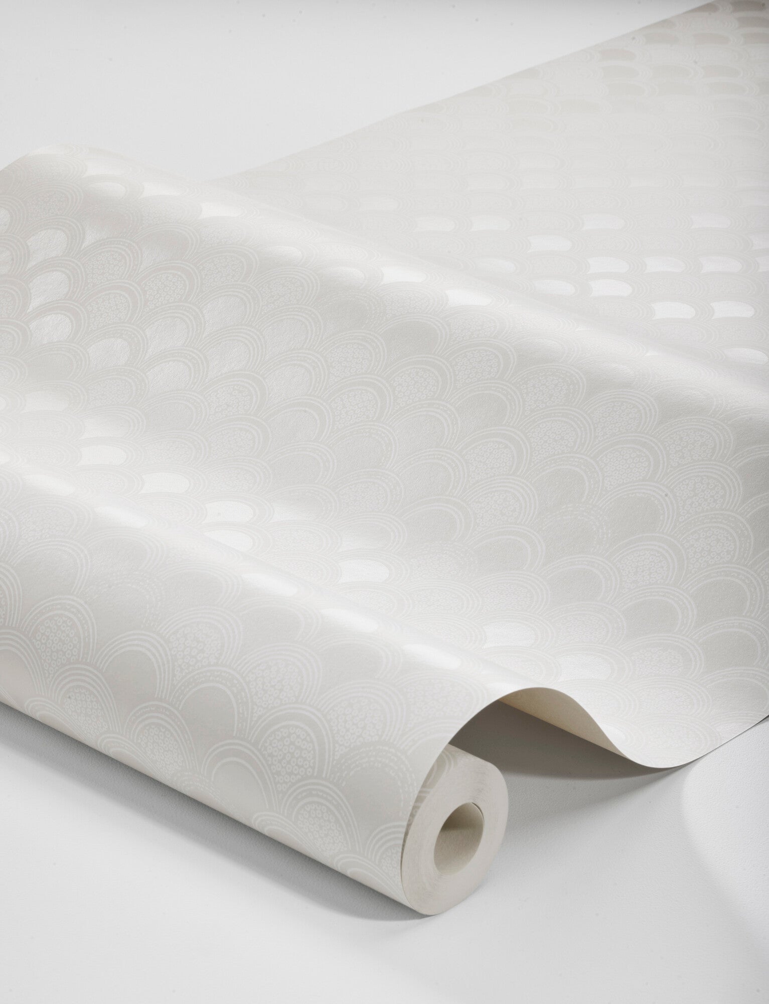 Reminiscent of marble, our Birgit wallpaper is colored in white with pristine and shimmering silver arches. 