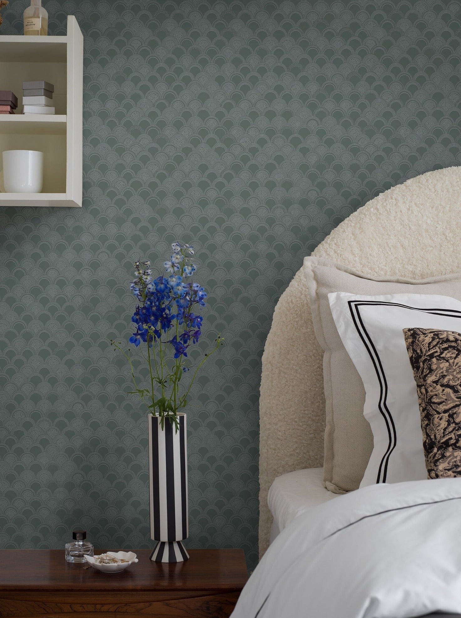 Colored in a serene muted green tone-on-tone palette, our Birgit wallpaper exudes enchanting allure.