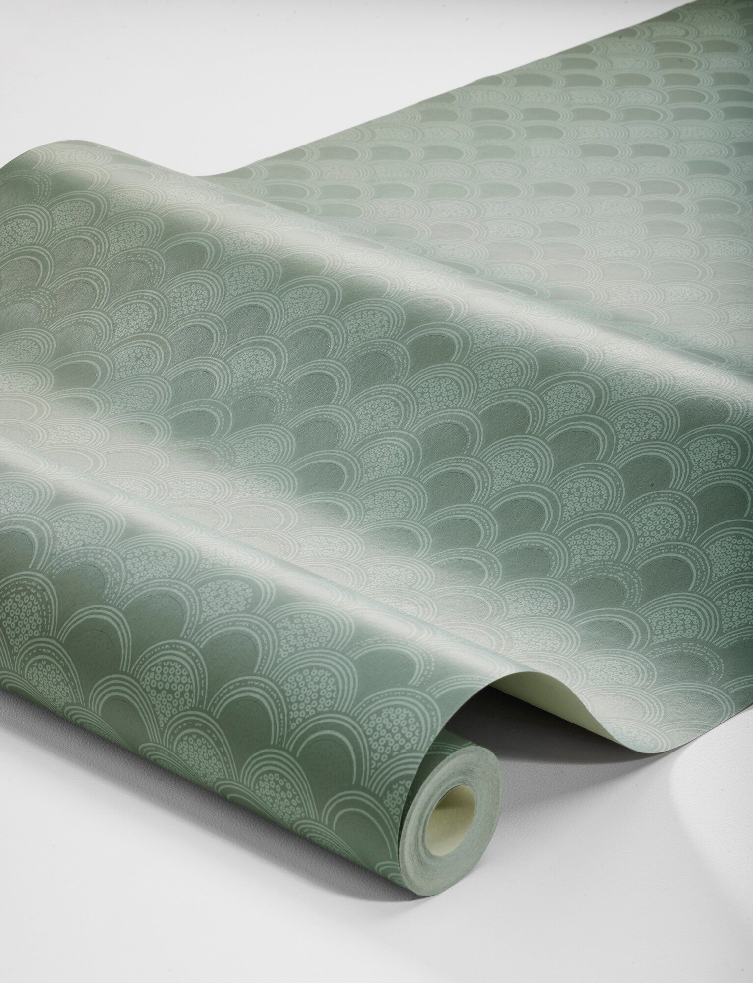 Colored in a serene muted green tone-on-tone palette, our Birgit wallpaper exudes enchanting allure.