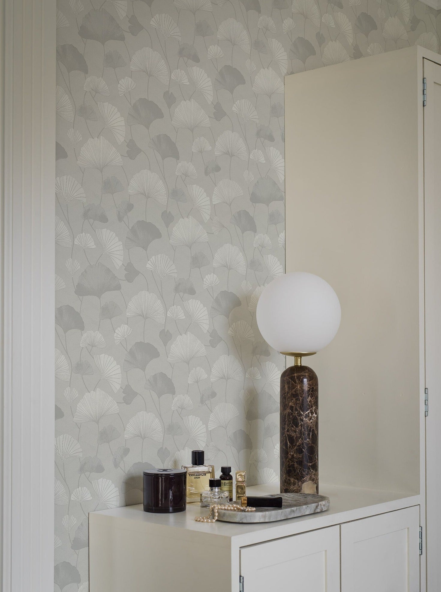 Colored in a gorgeous gray tone with an enchanting light shimmer, our Sophia wallpaper is modern and captivating.
