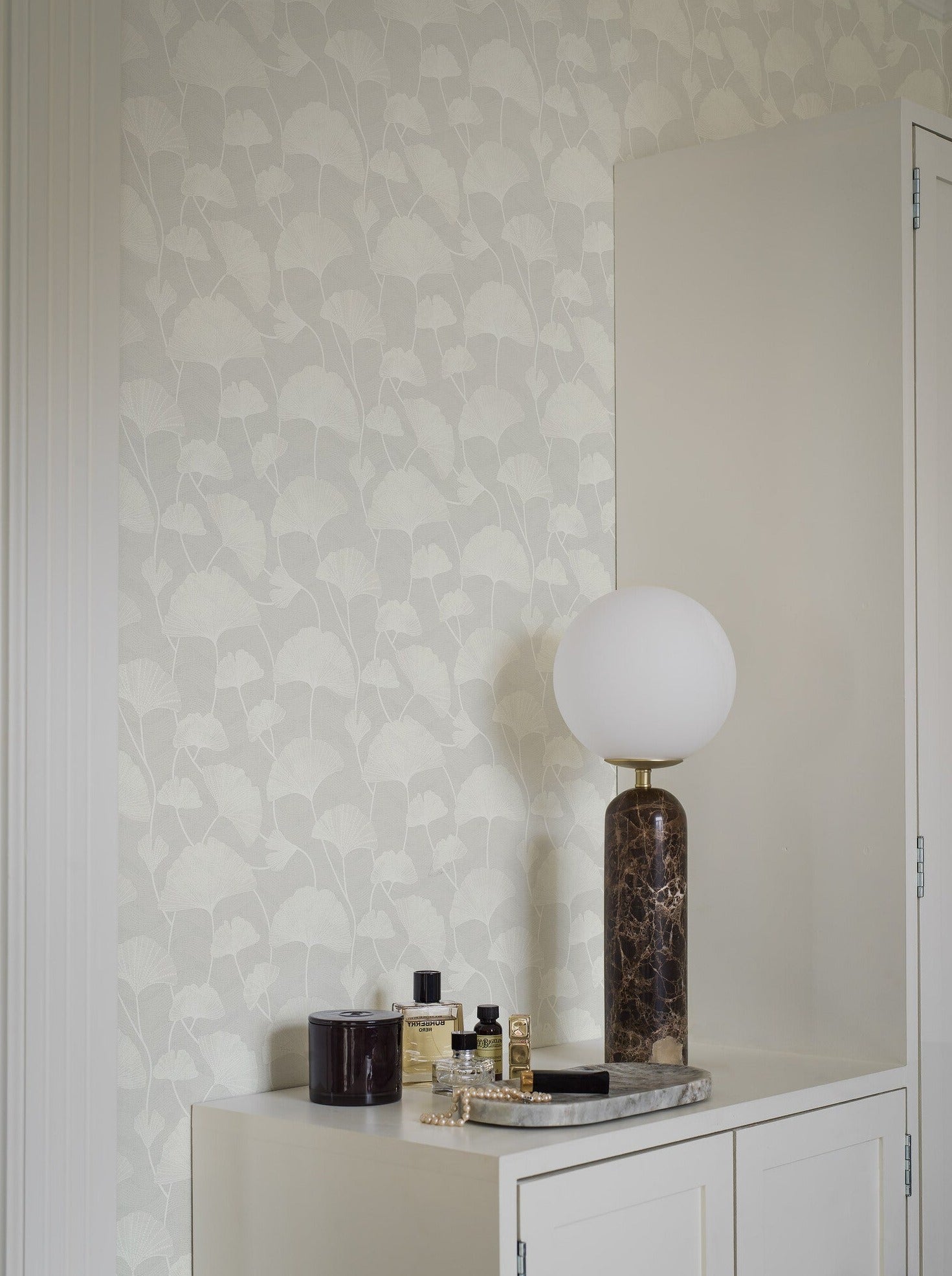 Colored in contrasting tones of white with elements that shimmer in the light, our Sophia wallpaper is exudes soothing vibes.