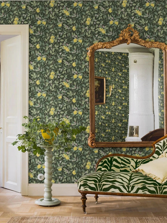 Colored in contrasting tones of green with white, pink, yellow and brown detailing, our Citronträd wallpaper is vibrant and lush. 