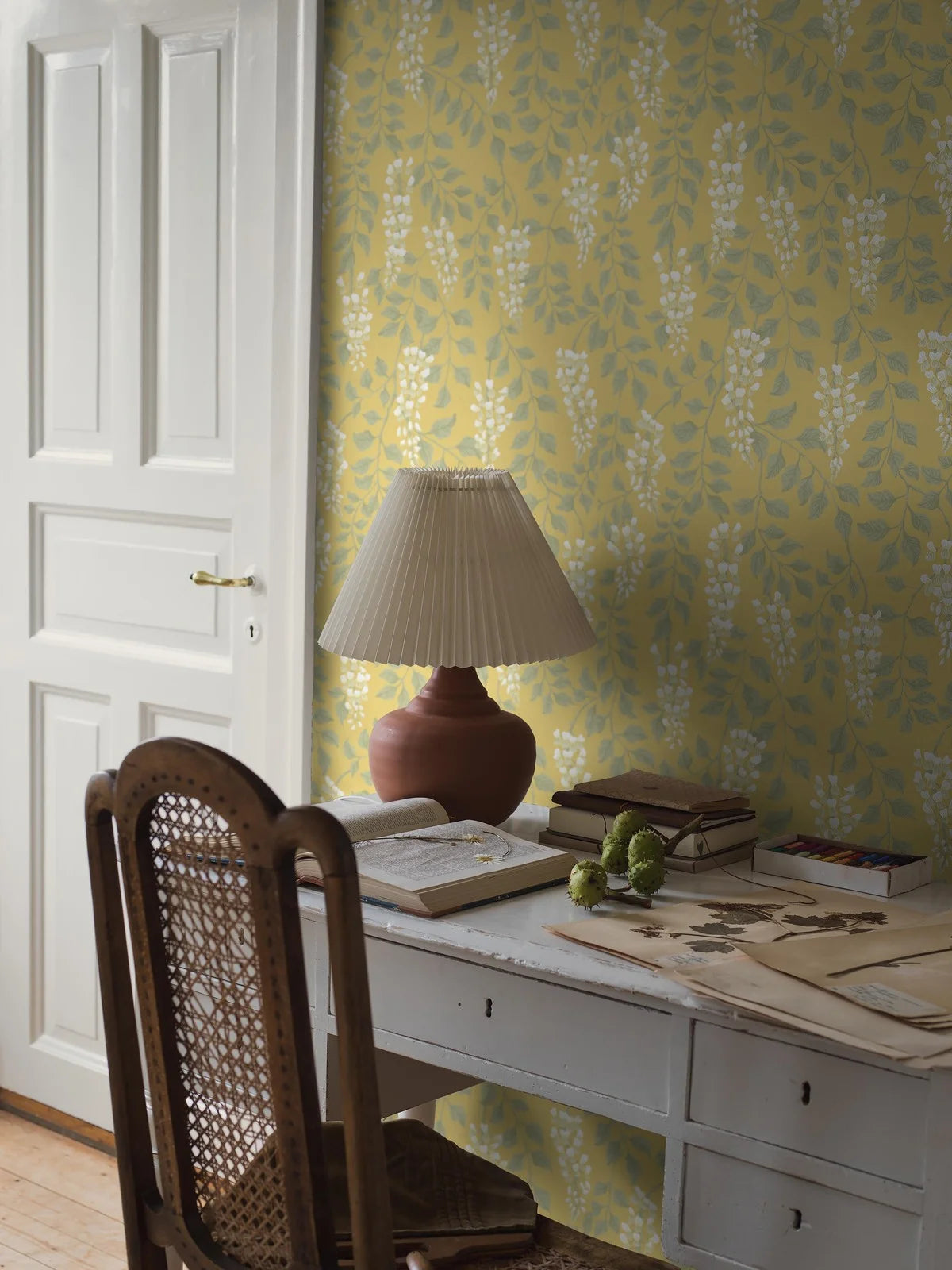 Infuse energy and positivity into your space with our Blåregn wallpaper set on a sunny and hopeful yellow background. 