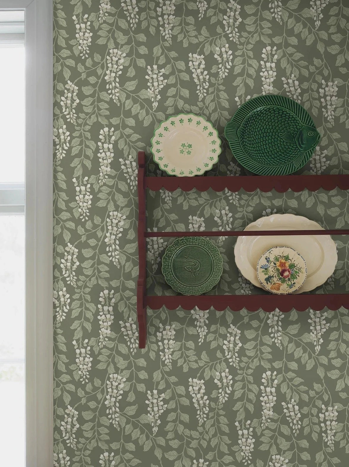 Enjoy natural and harmonious beauty with our Blåregn wallpaper in a dreamy warm green color scheme. 