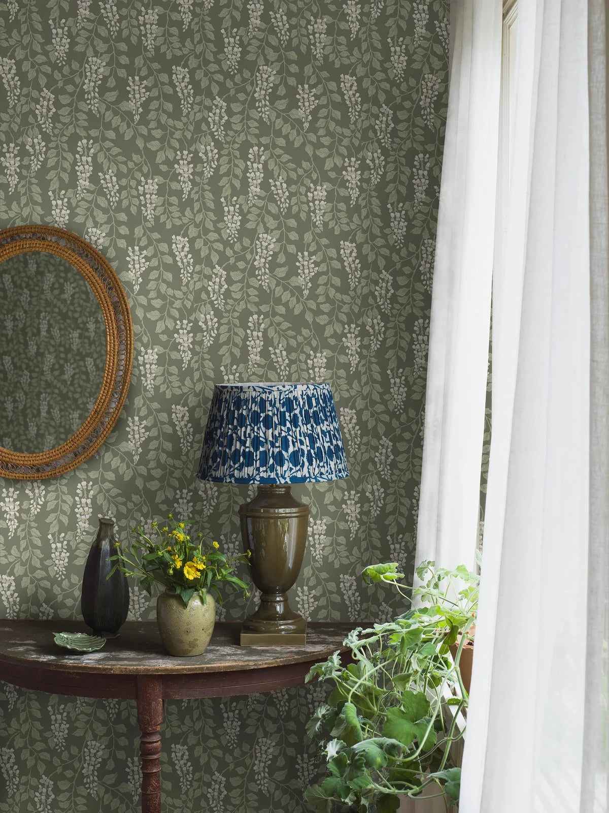 Enjoy natural and harmonious beauty with our Blåregn wallpaper in a dreamy warm green color scheme. 