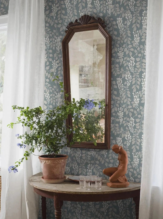 Transform your interior into a dreamy haven with our Blåregn wallpaper in beautiful blue tones.