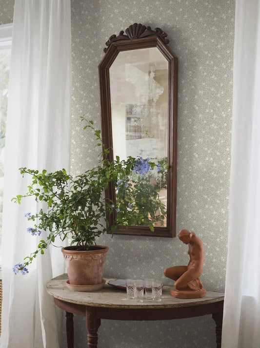 Experience the gentle charm of our Myrten wallpaper designed by Ulrica Hurtig. 