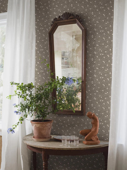 Indulge in the subtle beauty of our Myrten wallpaper in a tone-on-tone dark khaki green and olive-green palette.