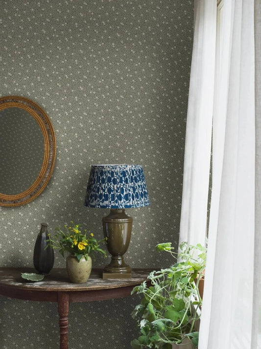 Dive into the depths of nature with our Myrten wallpaper with a tone-on-tone dark bottle green palette in a surface print. 