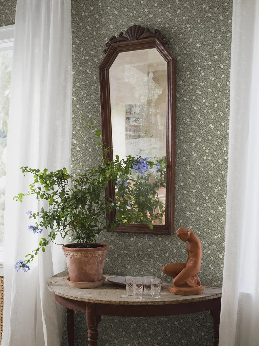 Dive into the depths of nature with our Myrten wallpaper with a tone-on-tone dark bottle green palette in a surface print. 