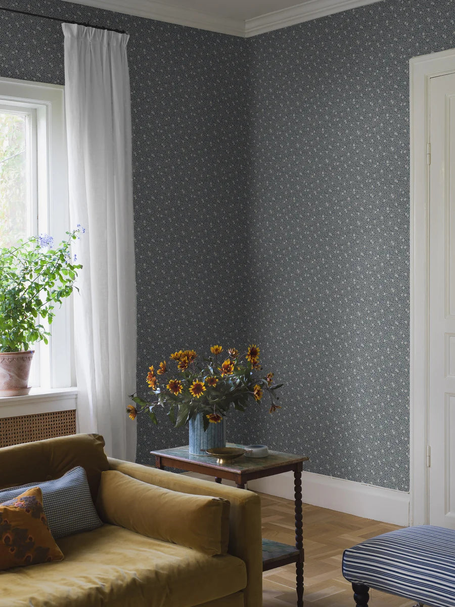 Create a calm and pleasant retreat in your home with our Myrten wallpaper in a dark blue palette. 