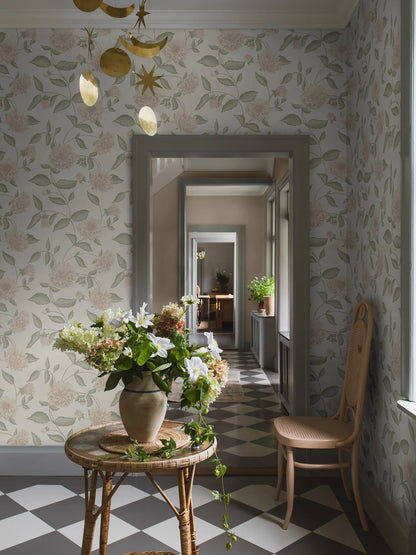 Step into the magnificent blooms of our Dahliadröm wallpaper in a sublime palette of apricot pink, and warm green on a cream background. 