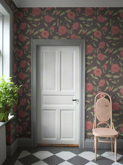 Immerse yourself in the allure of our Dahliadröm wallpaper designed by Ulrica Hurtig.