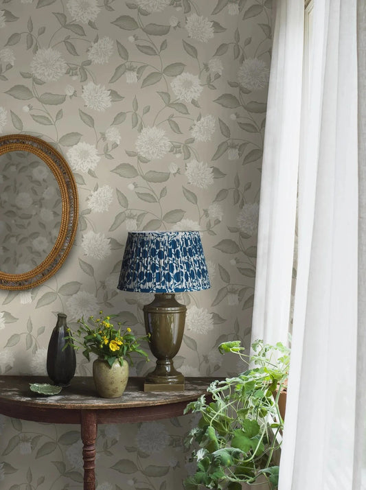 Embrace the timeless beauty of our Dahliadröm wallpaper in a lovely palette of ivory and green on a warm beige background. 