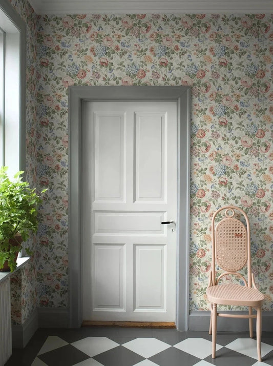 Immerse yourself in the romantic beauty of our Hortensia wallpaper in a harmonious blend of light blue, purple, red, pink, apricot and green on an eggshell white background.