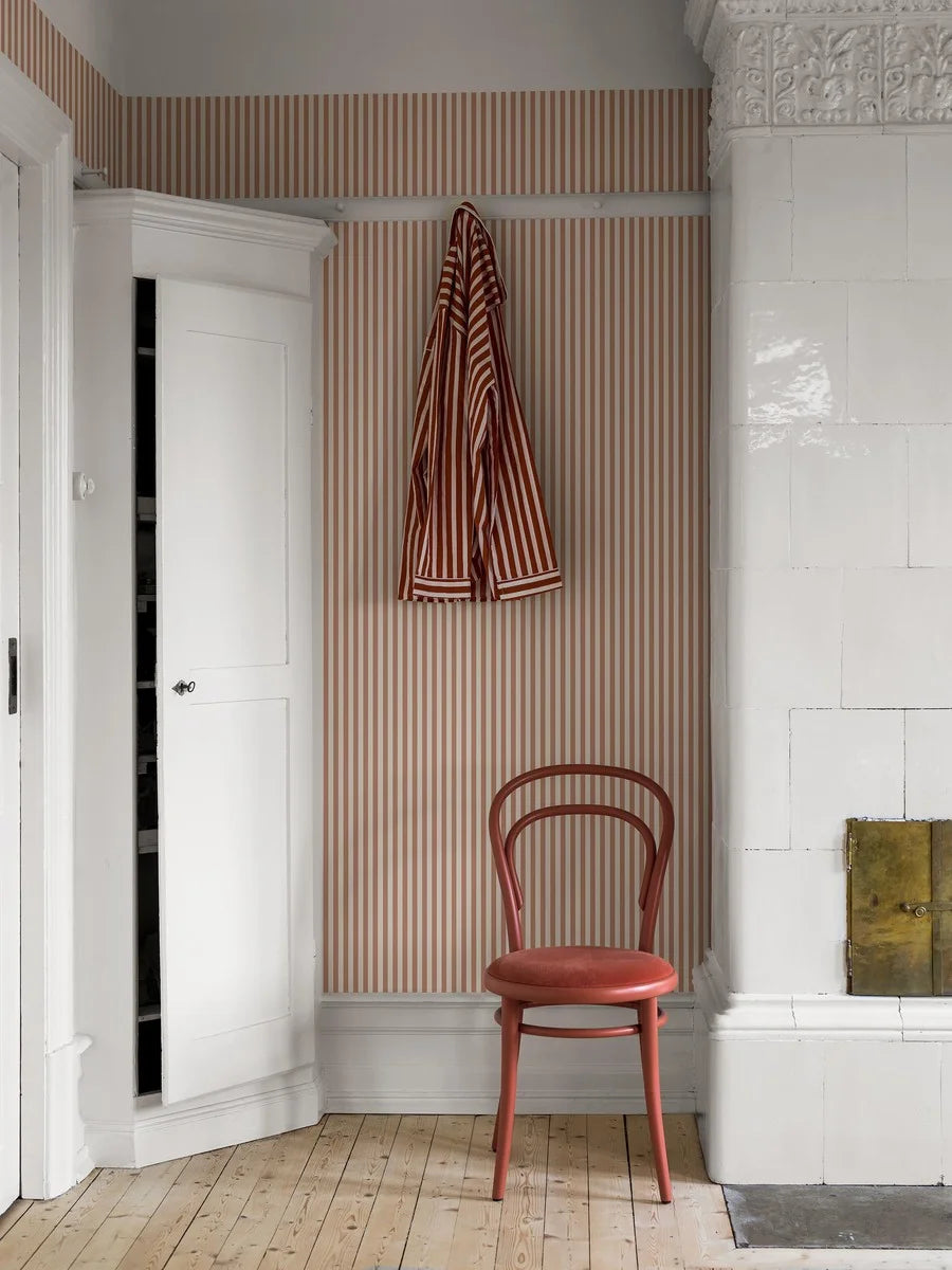  Mölle Stripe is a striped wallpaper inspired by the classic Swedish seaside town of Mölle in Skåne – known for its free-spirited bathing culture at the turn of the 20th century. 