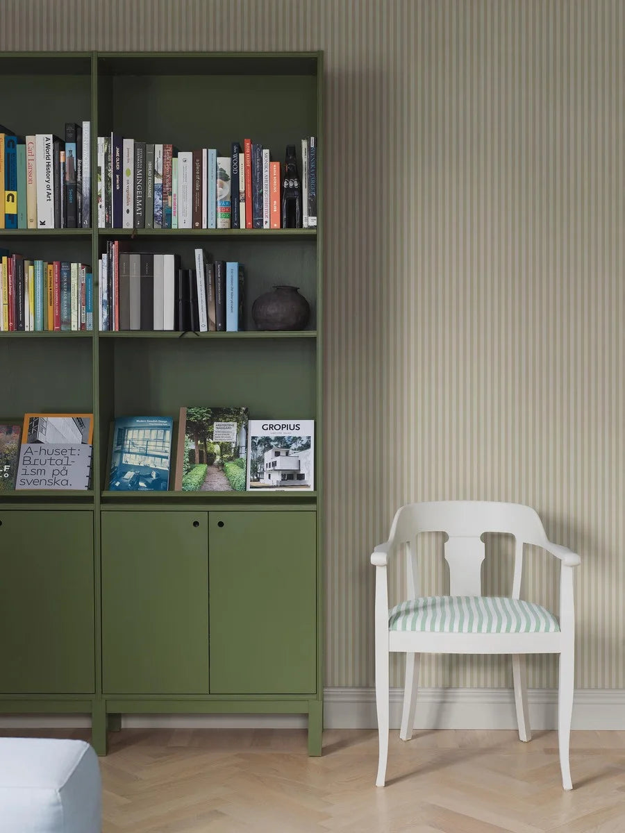 Mölle Stripe is a striped wallpaper inspired by the classic Swedish seaside town of Mölle in Skåne – known for its free-spirited bathing culture at the turn of the 20th century.