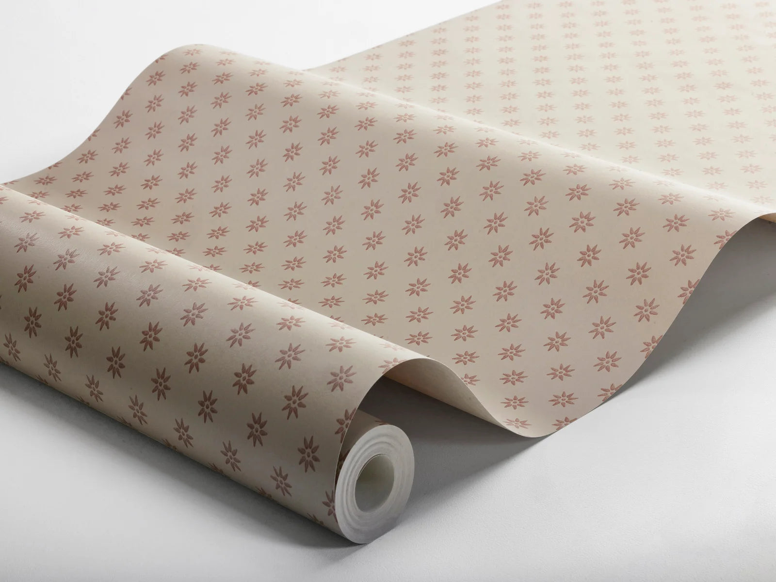 Subtle and sweet, our Skogsstjärna wallpaper brings the understated elegance of a Swedish spring forest floor to the walls of your home. 