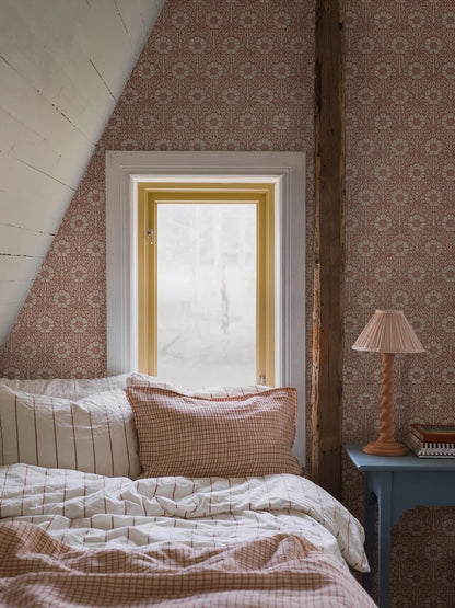 Colored in soft warm terracotta red hues with cosy white accents, our Nyponros wallpaper adds a harmonious and inviting feel to any space.