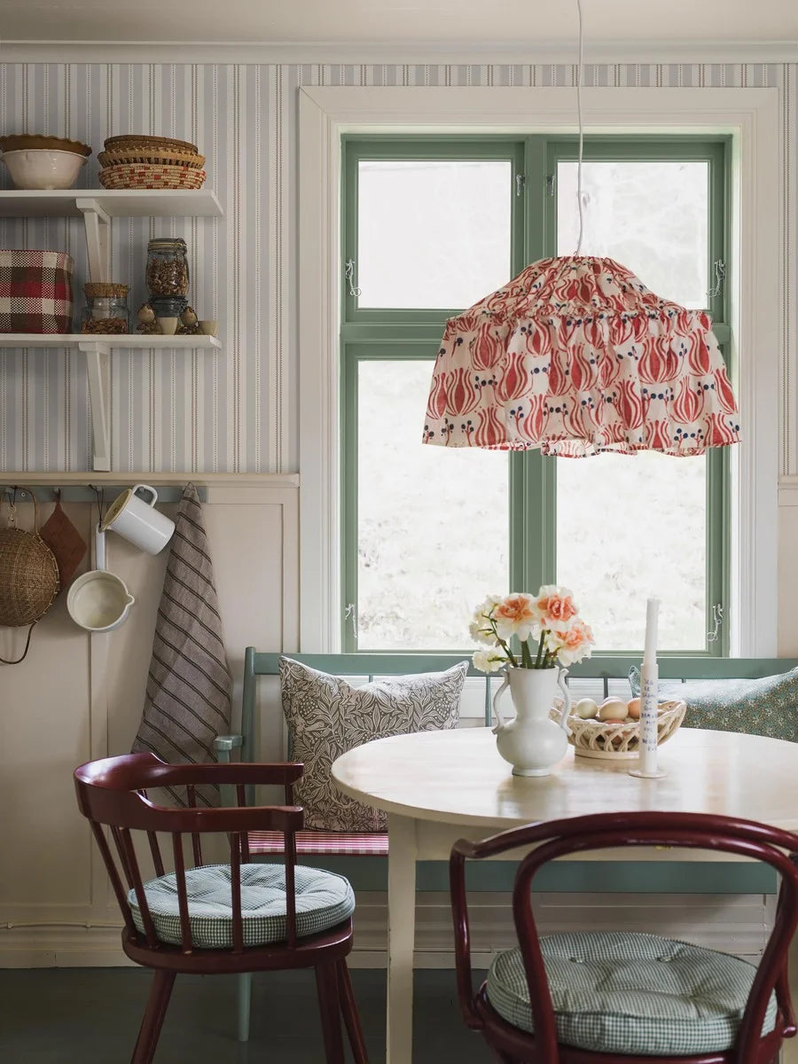 Warm and sophisticated, our Hedda wallpaper is colored in a palette of light grey with accents of hazelnut brown. 
