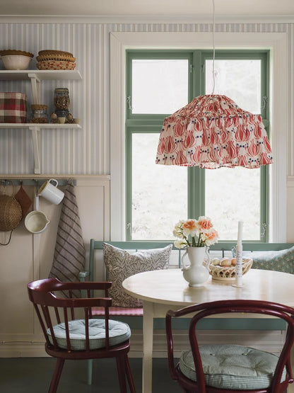 Warm and sophisticated, our Hedda wallpaper is colored in a palette of light grey with accents of hazelnut brown. 