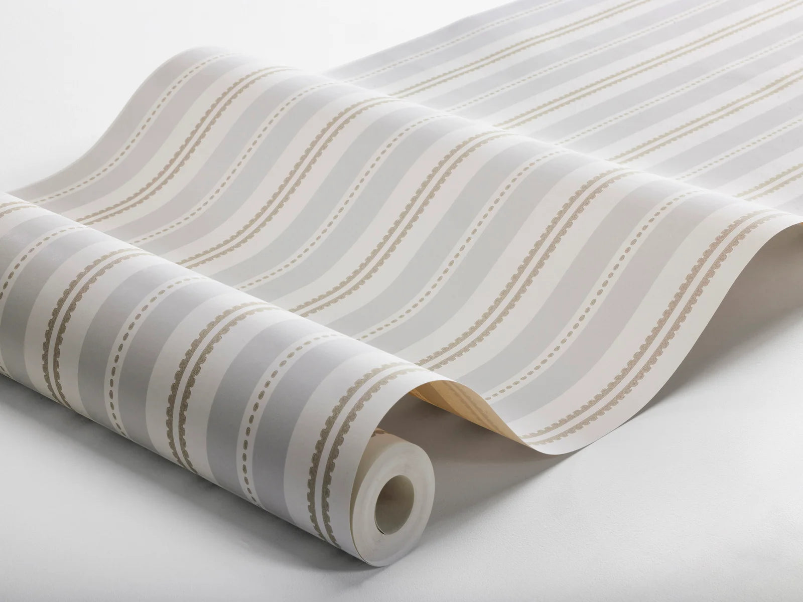 Warm and sophisticated, our Hedda wallpaper is colored in a palette of light grey with accents of hazelnut brown. 