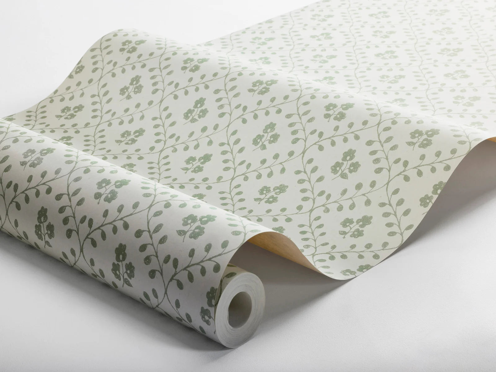 Set on a warm white base with a beautiful green floral trellis pattern, our Idun wallpaper evokes the freshness of a spring garden.