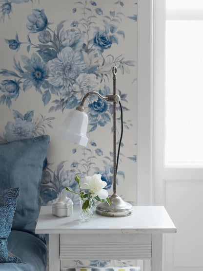 Cast on a pristine white base, this wallpaper features delicate porcelain blue flowers reminiscent of the hand-painted Chinese porcelain that has been a classic symbol of elegance and sophistication since the 17th century