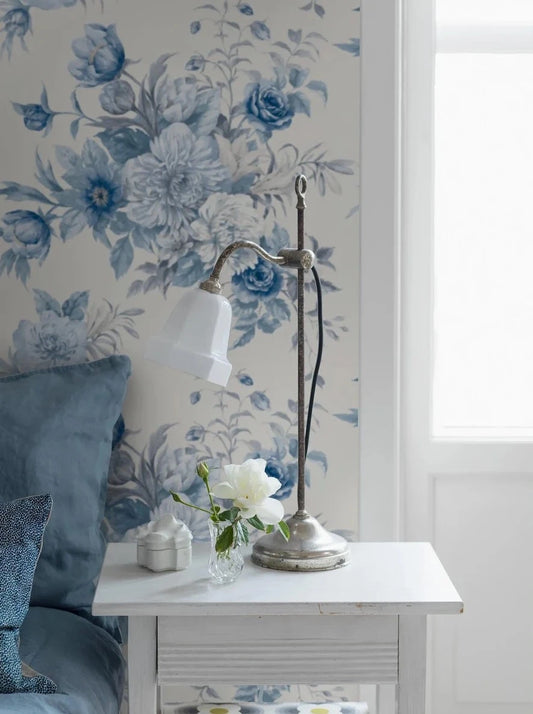 Cast on a pristine white base, this wallpaper features delicate porcelain blue flowers reminiscent of the hand-painted Chinese porcelain that has been a classic symbol of elegance and sophistication since the 17th century