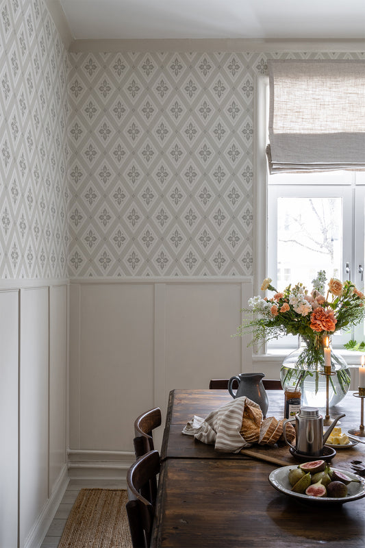 The wallpaper Astrid is one of our beloved timeless classics.