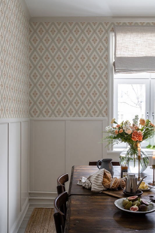 The wallpaper Astrid is one of our beloved timeless classics.