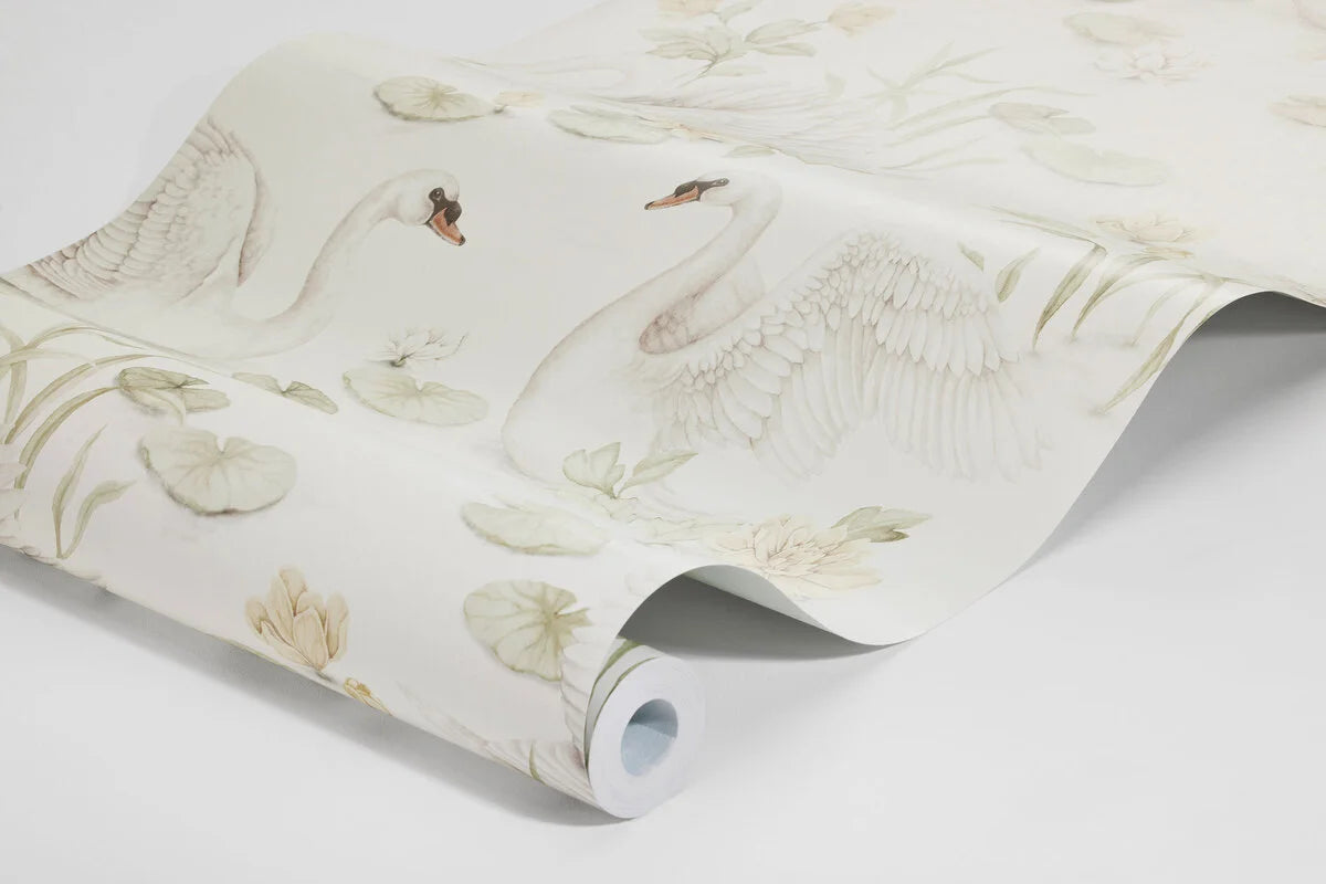 Our Lily Swan children’s wallpaper in light yellow and green tones on a warm white background exudes a gentle and playful vibe. 